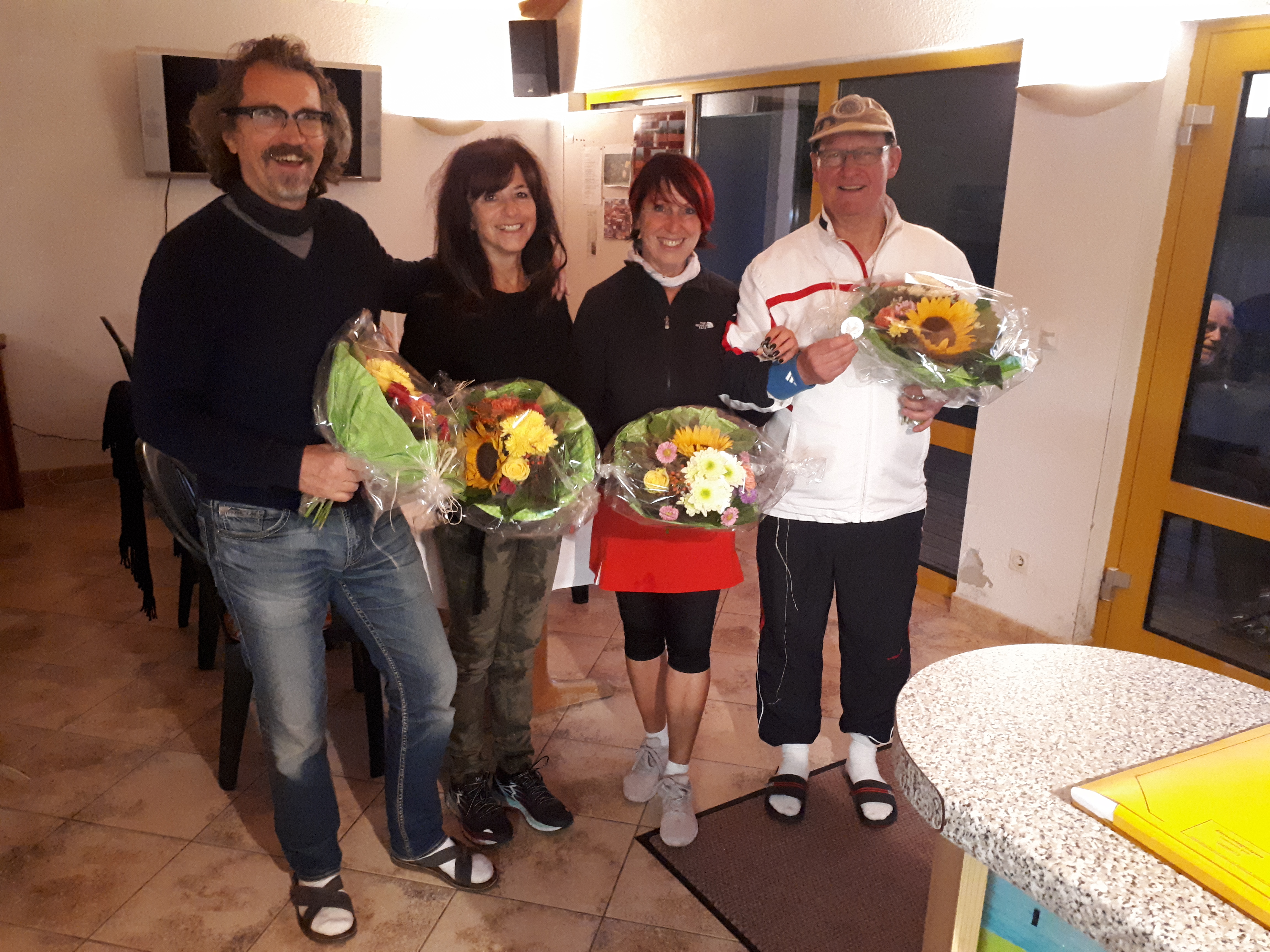 Die Finalisten unseres diesjährigen Doppel-Mixed-Turniers, rechts die Sieger und links die Zweitplatzierten